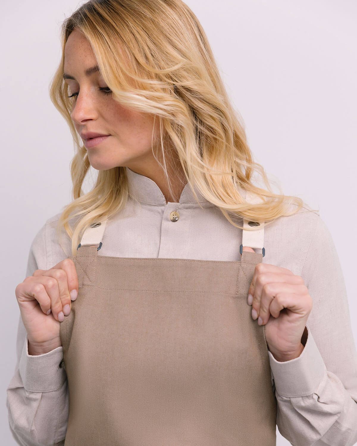 Avental Cruzado Melbourne em Denim Bege